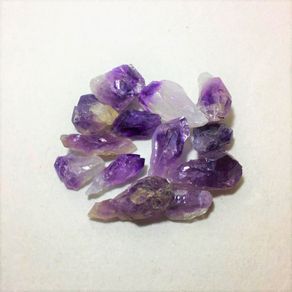 Piedras semi preciosas Amatista en bruto puntas de 2 a 4cms. en paquete de 100grs.